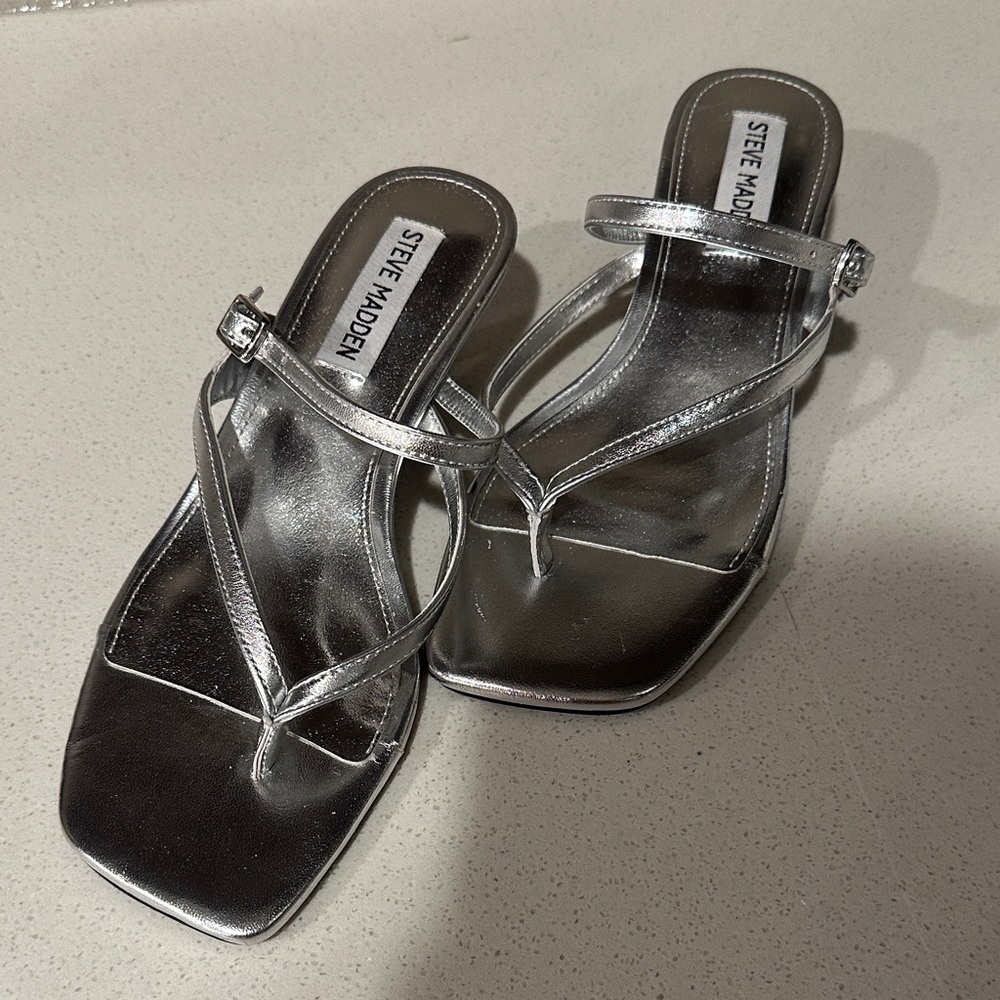 NWOT- Steve Madden Silver Sandals with kitten heel